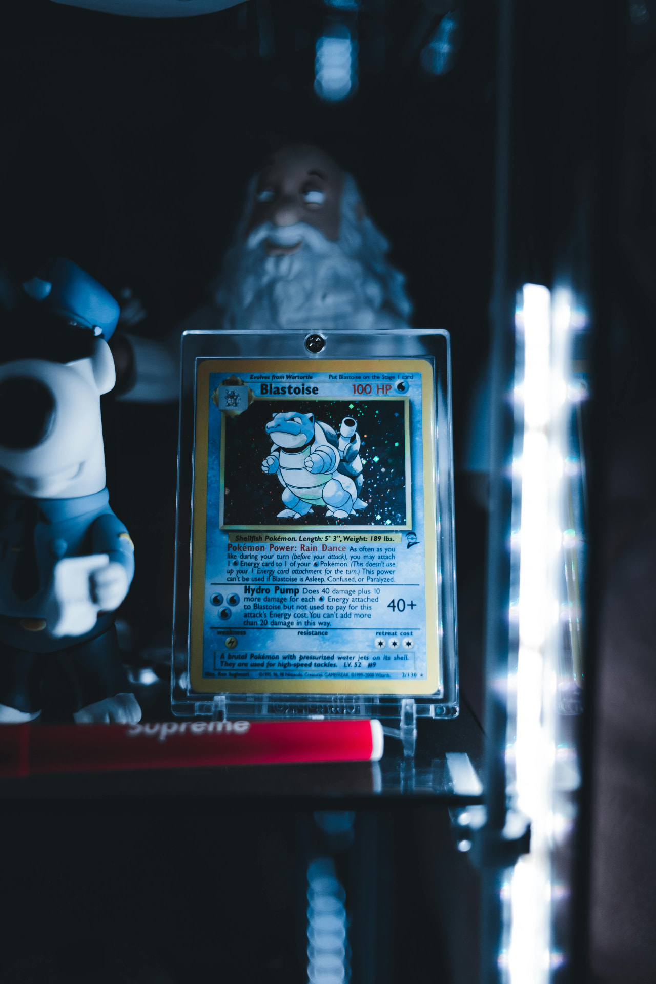 Carte Blastoise exposée en vitrine sous protection